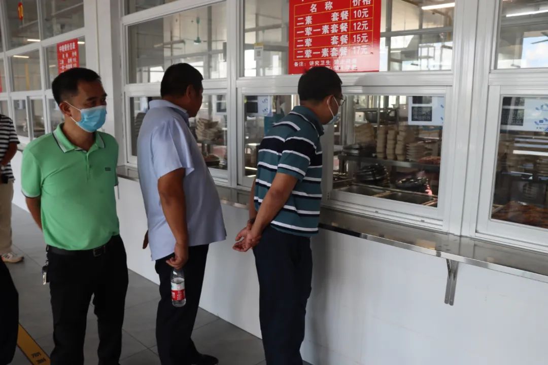 護(hù)航新學(xué)期——?？谑惺袌霰O(jiān)督管理局龍華分局來我校開展學(xué)校食堂食品安全檢查工作