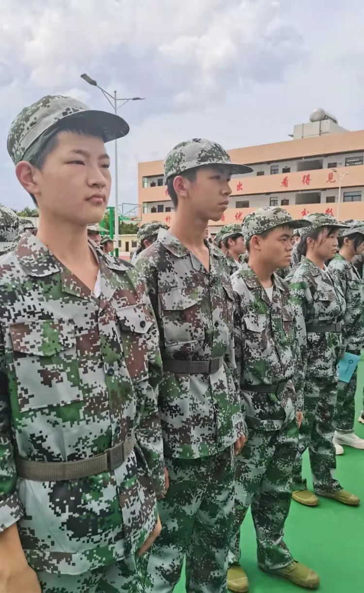 ?迷彩軍訓(xùn)，青春蛻變——海口黃岡金盤(pán)高級(jí)中學(xué)2021級(jí)高一年級(jí)軍訓(xùn)