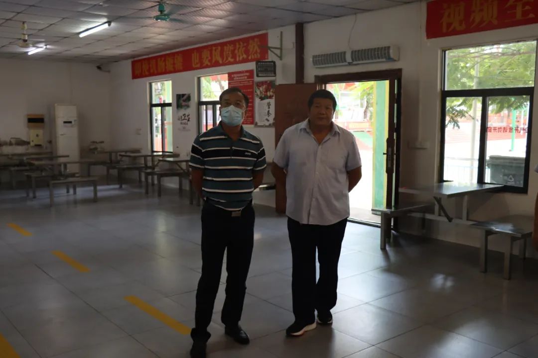 護(hù)航新學(xué)期——海口市市場監(jiān)督管理局龍華分局來我校開展學(xué)校食堂食品安全檢查工作