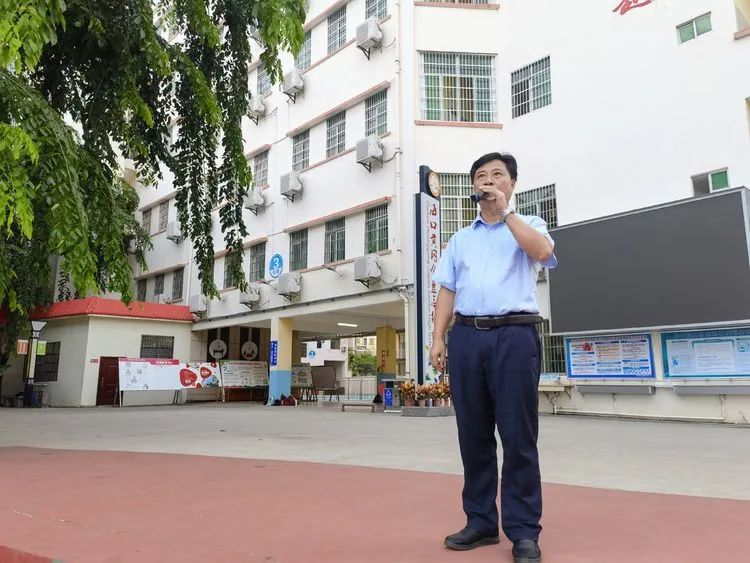 揚(yáng)帆啟航新征程——海口黃岡金盤高級(jí)中學(xué)初中部秋季學(xué)期第一次升國旗儀式