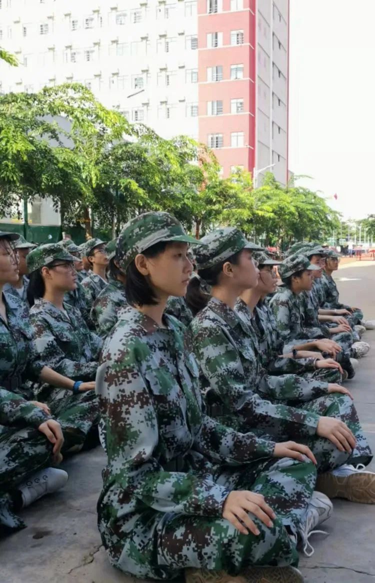 ?迷彩軍訓(xùn)，青春蛻變——?？邳S岡金盤(pán)高級(jí)中學(xué)2021級(jí)高一年級(jí)軍訓(xùn)