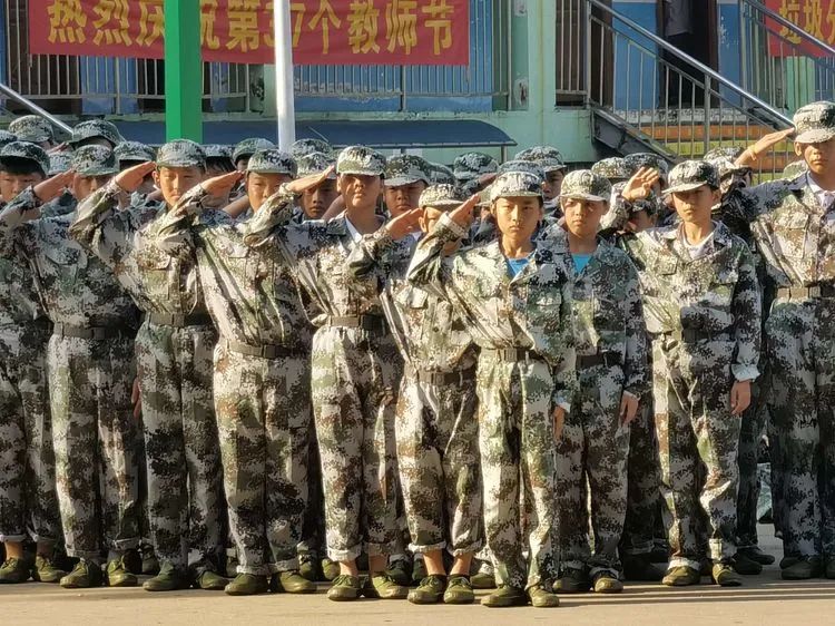 迷彩軍訓(xùn) 青春無悔