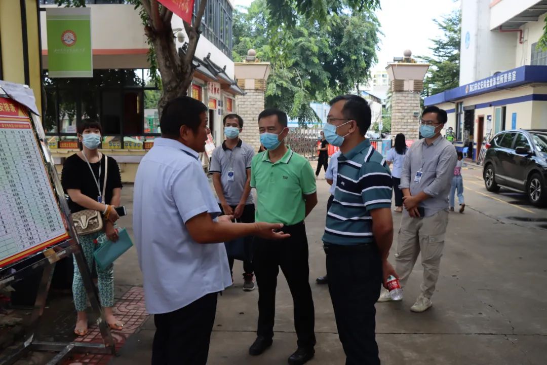 護(hù)航新學(xué)期——海口市市場監(jiān)督管理局龍華分局來我校開展學(xué)校食堂食品安全檢查工作