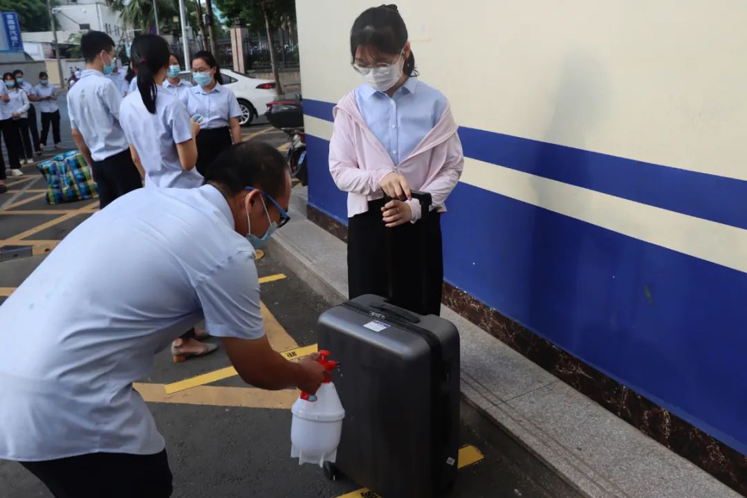 以練促防——?？邳S岡金盤(pán)高級(jí)中學(xué)開(kāi)學(xué)及疫情防控應(yīng)急演練