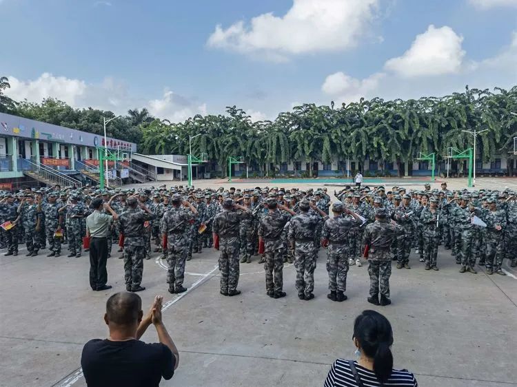 迷彩軍訓(xùn) 青春無悔