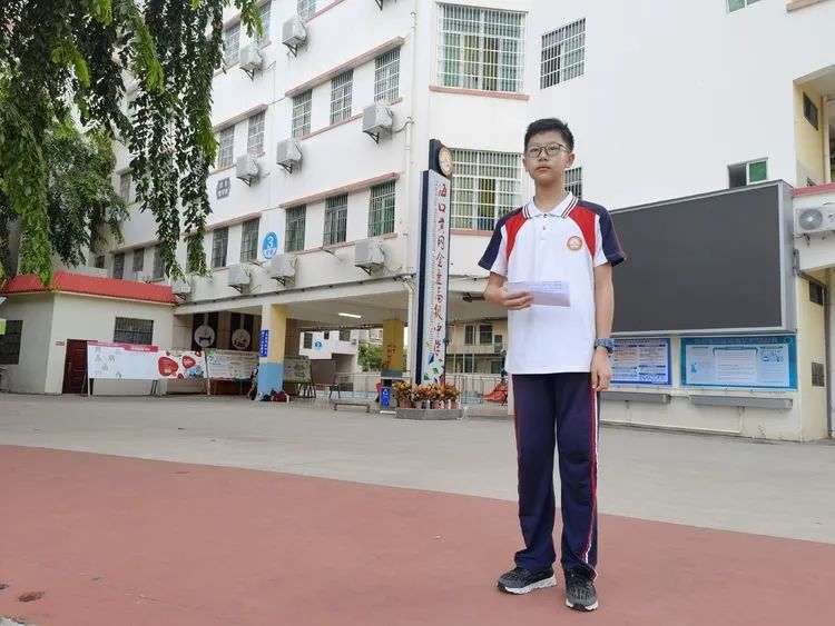 揚(yáng)帆啟航新征程——?？邳S岡金盤高級(jí)中學(xué)初中部秋季學(xué)期第一次升國旗儀式