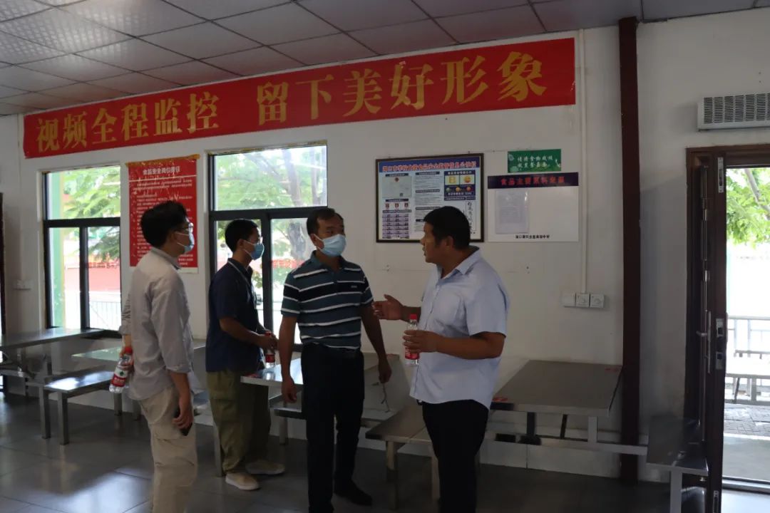 護(hù)航新學(xué)期——?？谑惺袌霰O(jiān)督管理局龍華分局來我校開展學(xué)校食堂食品安全檢查工作