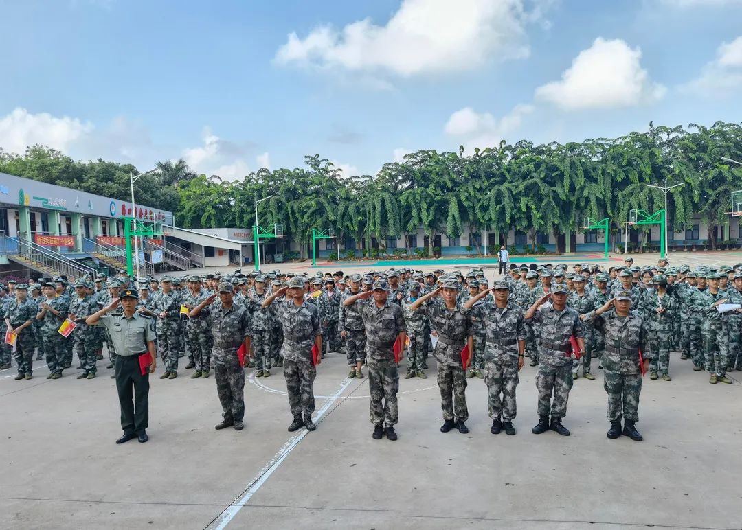 迷彩軍訓(xùn) 青春無悔