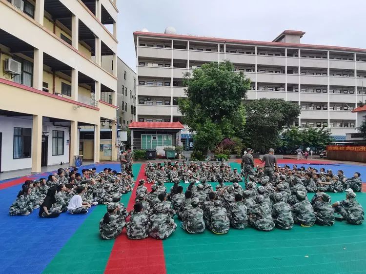 迷彩軍訓(xùn) 青春無悔