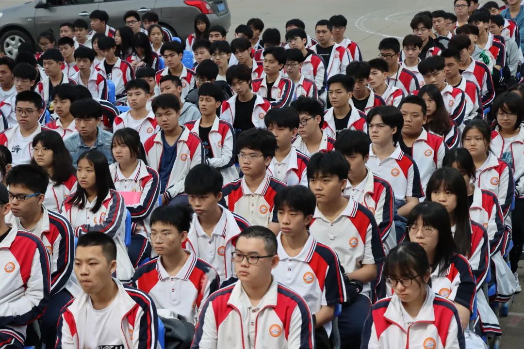 【校園動態(tài)】十年寒窗豐羽翼，今朝搏擊翱長空——?？邳S岡金盤高級中學(xué)舉行2022屆高三200天誓師暨期中考試總結(jié)表彰大會