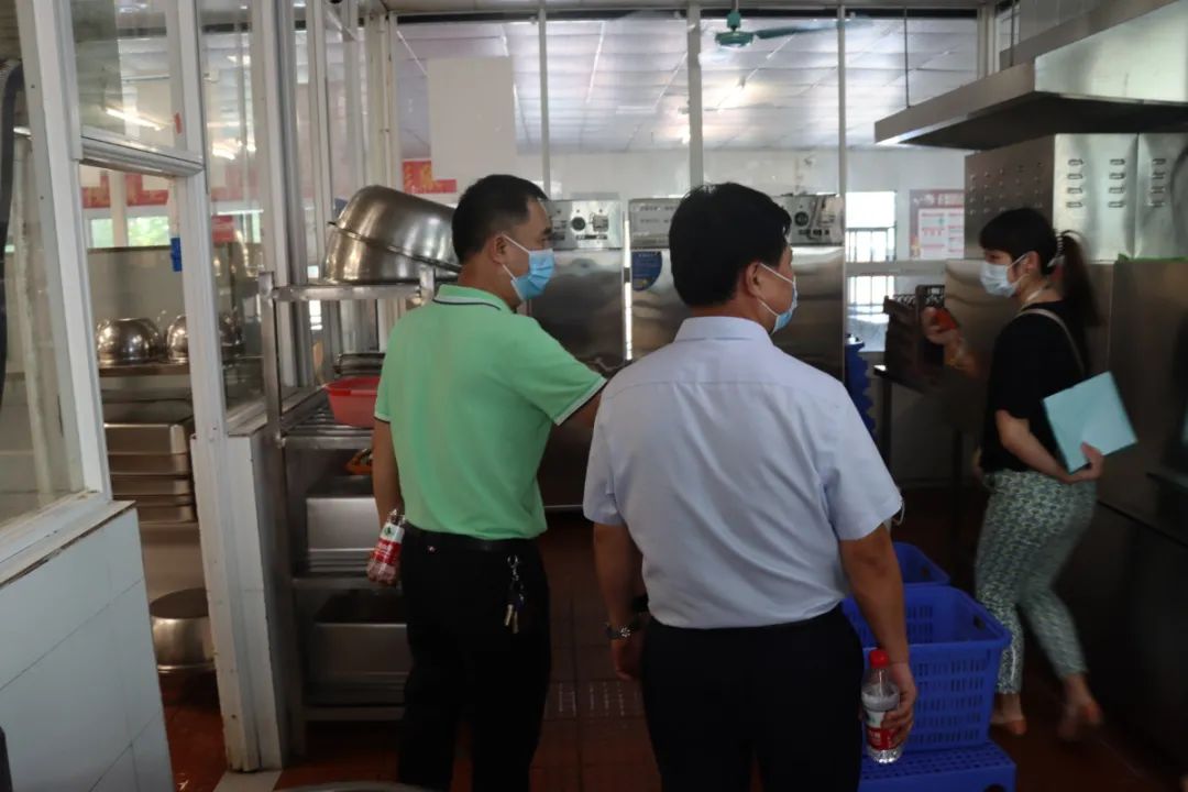 護(hù)航新學(xué)期——海口市市場監(jiān)督管理局龍華分局來我校開展學(xué)校食堂食品安全檢查工作