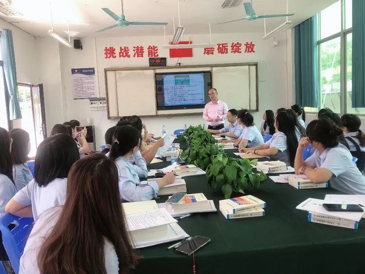 【校園動(dòng)態(tài)】以教促學(xué) 引領(lǐng)方向——記?？谑薪膛嘣毫_家富老師蒞臨海口黃岡金盤高級(jí)中學(xué)指導(dǎo)教學(xué)工作