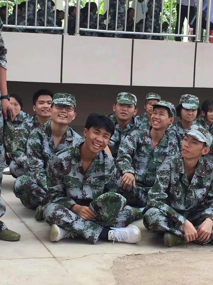 ?迷彩軍訓(xùn)，青春蛻變——?？邳S岡金盤(pán)高級(jí)中學(xué)2021級(jí)高一年級(jí)軍訓(xùn)