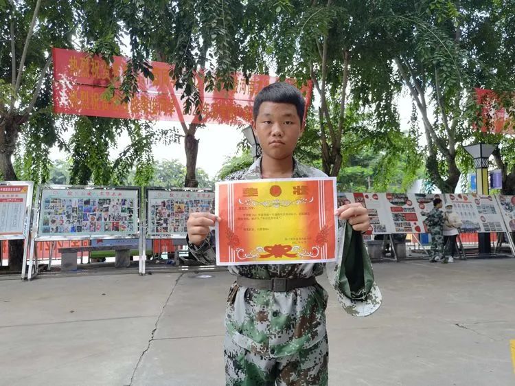 迷彩軍訓(xùn) 青春無悔