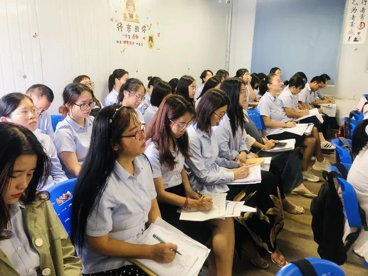 【校園動(dòng)態(tài)】以教促學(xué) 引領(lǐng)方向——記?？谑薪膛嘣毫_家富老師蒞臨?？邳S岡金盤高級(jí)中學(xué)指導(dǎo)教學(xué)工作