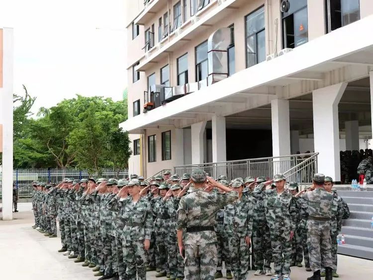 ?迷彩軍訓(xùn)，青春蛻變——?？邳S岡金盤(pán)高級(jí)中學(xué)2021級(jí)高一年級(jí)軍訓(xùn)