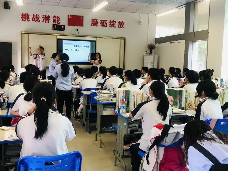 【校園動(dòng)態(tài)】以教促學(xué) 引領(lǐng)方向——記?？谑薪膛嘣毫_家富老師蒞臨海口黃岡金盤高級(jí)中學(xué)指導(dǎo)教學(xué)工作