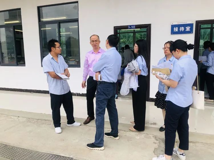 【校園動(dòng)態(tài)】以教促學(xué) 引領(lǐng)方向——記?？谑薪膛嘣毫_家富老師蒞臨?？邳S岡金盤高級(jí)中學(xué)指導(dǎo)教學(xué)工作