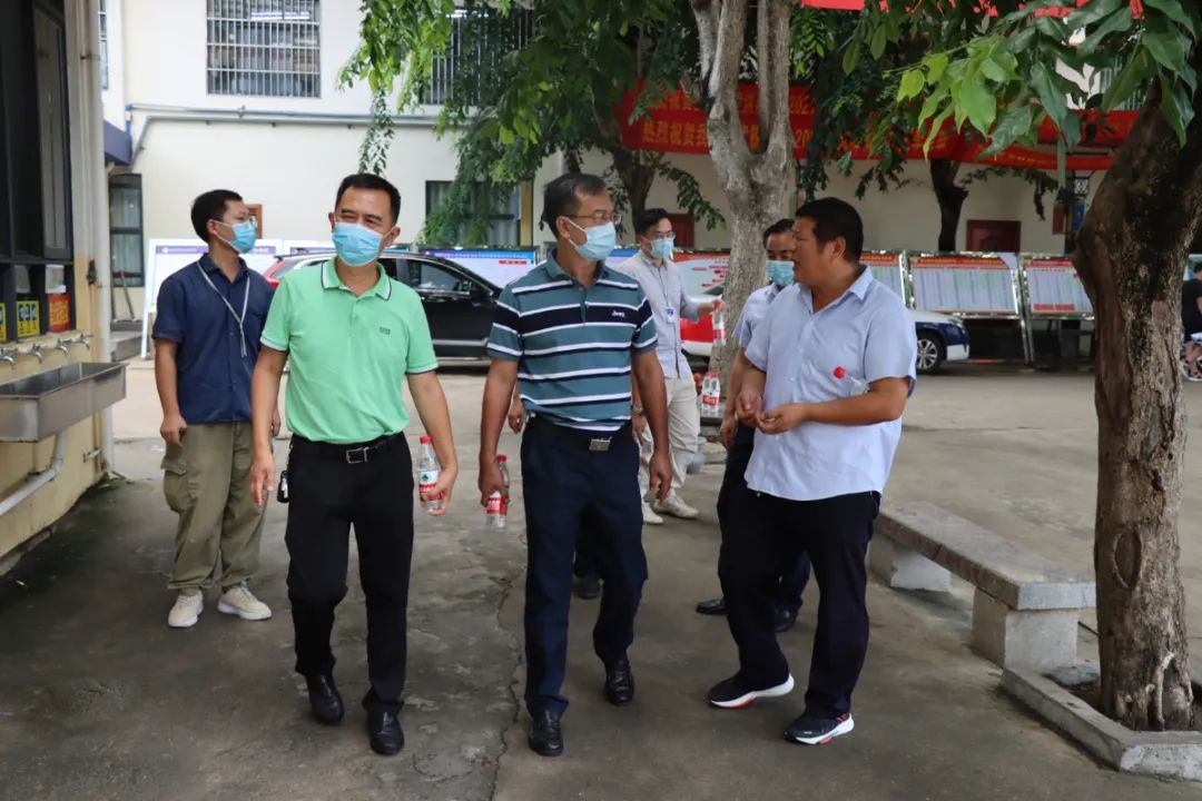 護(hù)航新學(xué)期——海口市市場監(jiān)督管理局龍華分局來我校開展學(xué)校食堂食品安全檢查工作