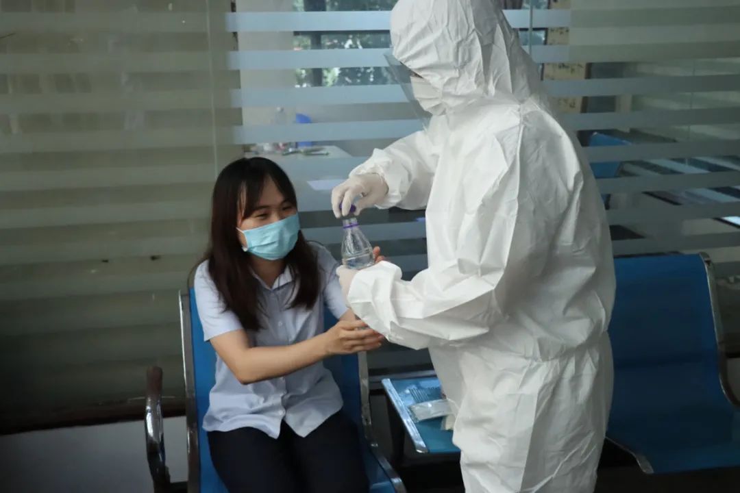 以練促防——海口黃岡金盤(pán)高級(jí)中學(xué)開(kāi)學(xué)及疫情防控應(yīng)急演練