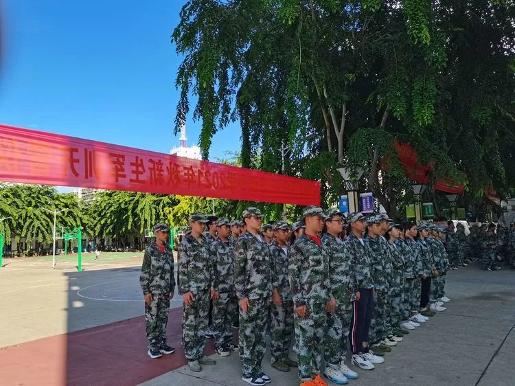 迷彩軍訓(xùn) 青春無悔