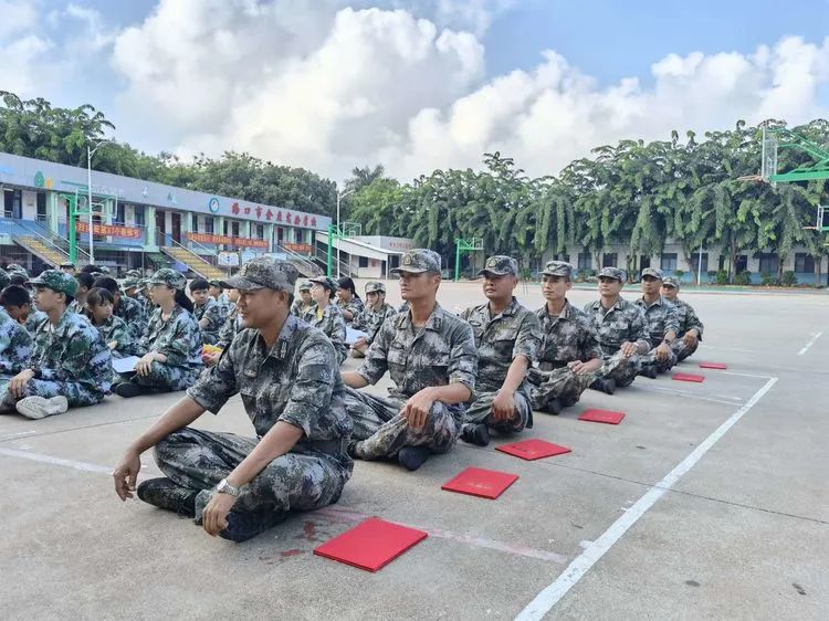 迷彩軍訓(xùn) 青春無悔