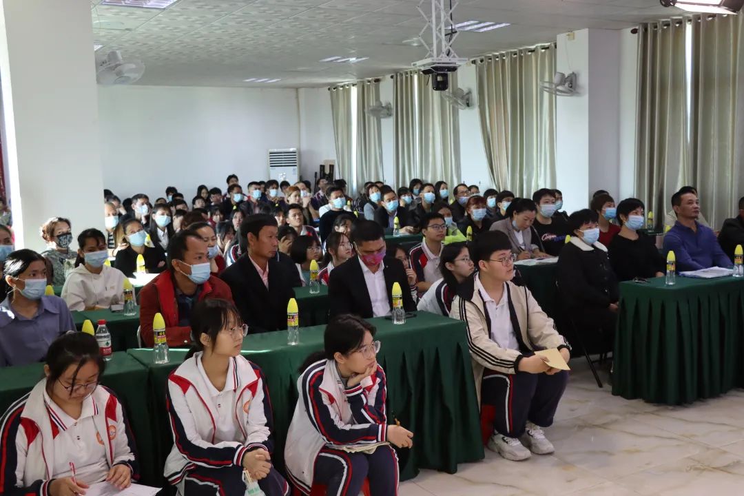 【校園動態(tài)】家校協(xié)力 共筑未來——?？邳S岡金盤高級中學召開高中部學生家長會