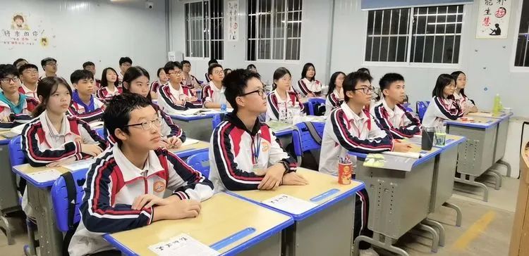 【學生動態(tài)】安全無小事 事關你我他——海口黃岡金盤高級中學安全教育主題班會