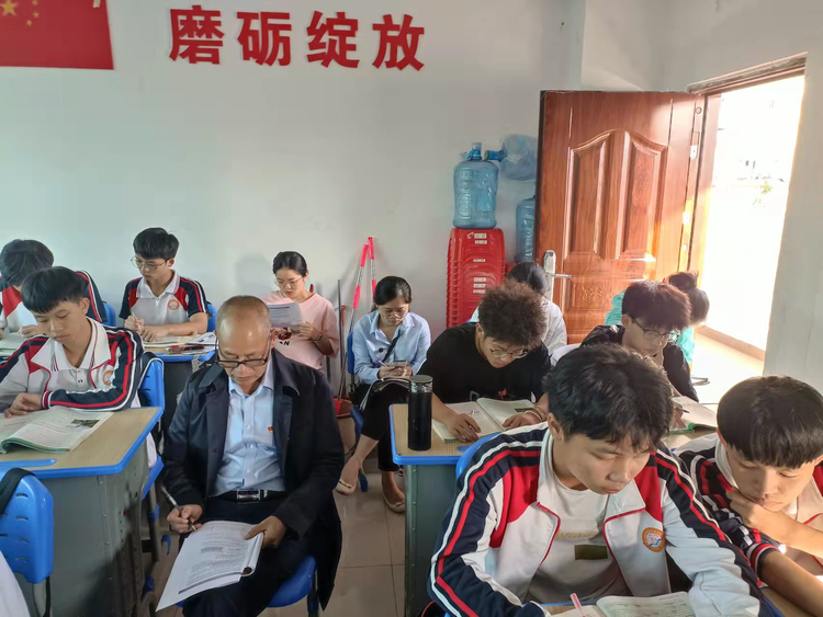 【教師風(fēng)采】賽課磨礪促花開，三尺講臺(tái)展風(fēng)采——?？邳S岡金盤高級中學(xué)教師賽課活動(dòng)