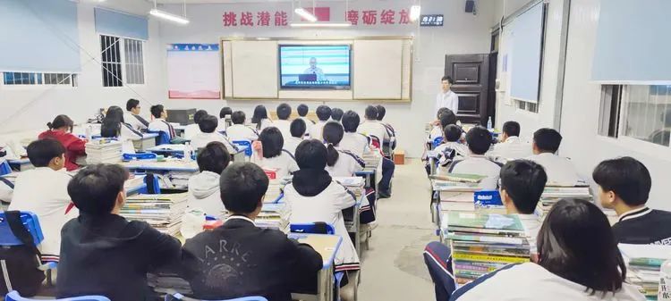 【學生動態(tài)】安全無小事 事關你我他——?？邳S岡金盤高級中學安全教育主題班會