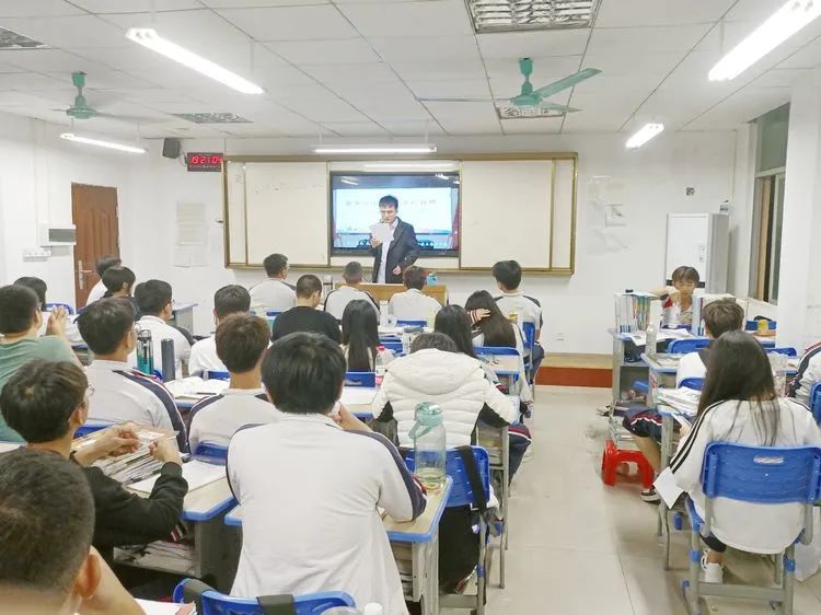 【學生動態(tài)】安全無小事 事關你我他——?？邳S岡金盤高級中學安全教育主題班會